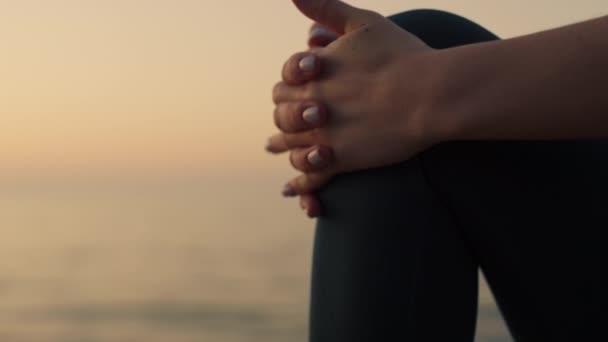 Primo piano allungamento piede donna di fronte oceano calmo. Slim ragazza riscaldamento del corpo. — Video Stock