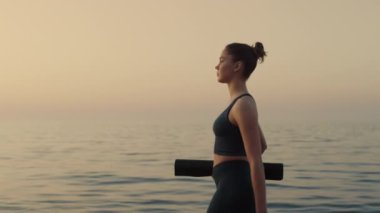 Alacakaranlık minderinde yürüyen atlet kız. Yoga yapan kadın antrenmana gidiyor..