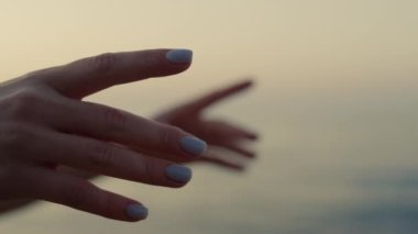 Kapanış kızı elleri dışarıda yoga eğitimi için kaldırıyor. Asana çalışan kadın..