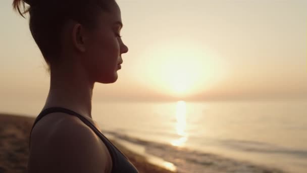 Perfil deportista haciendo ejercicio de meditación en la playa cposeup. Concepto de armonía — Vídeos de Stock