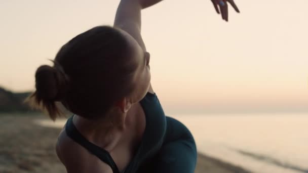 Chica de yoga practicando postura triangular en la playa de cerca. Flexibilidad de formación femenina. — Vídeos de Stock