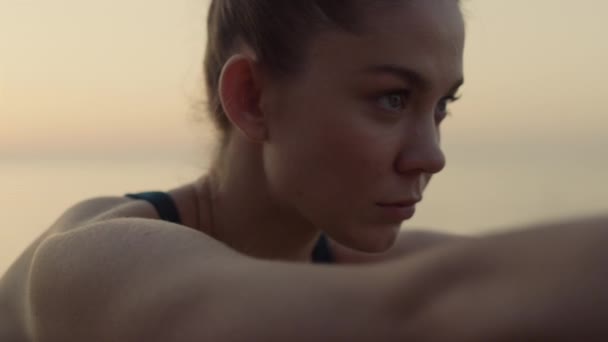 Deportiva haciendo la pose de guerrera 3 en el primer plano del crepúsculo. Mujer de pie yoga asana — Vídeos de Stock