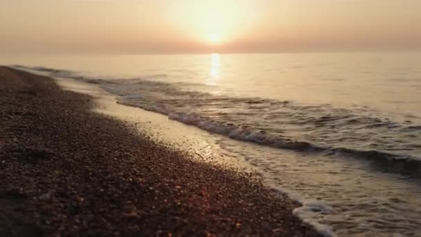 Picturesque view bright sunset on sandy beach. Soft sunlight illuminate ocean. — Stock Video