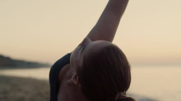 Sportowiec ćwiczący triangl asana na plaży z bliska. Kobieta trening jogi. — Wideo stockowe