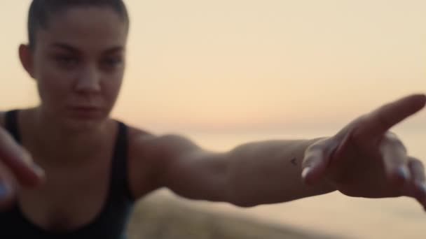 Aantrekkelijk gezicht sportief meisje oefenen yoga op het strand close-up. Vrouw in beweging. — Stockvideo