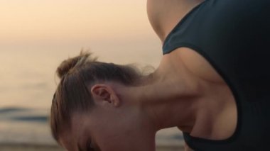 Sahilde yarım ay poz veren Yogi kadın. Sporcu kadın yoga yapıyor.