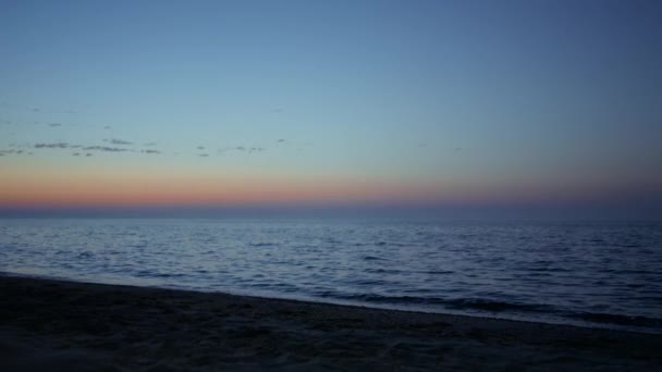 Krásný výhled na pláž omyté mořské vlny na večer. Úžasné přírodní pozadí. — Stock video