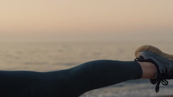 Femme athlétique debout guerrier asana sur la plage gros plan. Force d'entraînement fille. — Video