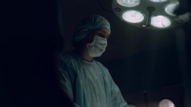 Portre doktoru Karanlık Hastane Acil Servisi 'nde ameliyat yapıyor..