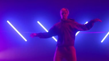 Adam kulüpte vücut dalgası yapan hiphop dansı yaptırıyor. Serbest stil yapan adam..