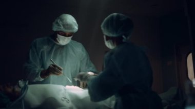 Acil serviste çalışan doktorlar. İşbirlikçi tıp çalışanları hastayı kurtarıyor.