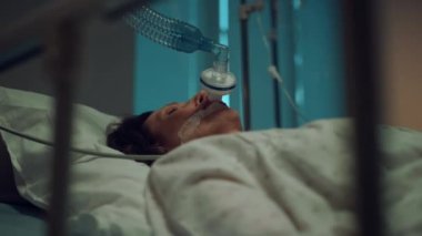 Oksijen maskeli hasta kadın portresi. Koğuşta yatan ölümcül hasta..