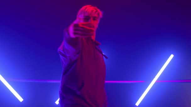 Expressive hiphop dancer moving confidently in night club ultraviolet backlit. — Stock Video