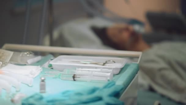 Mesa de instrumentos de seringa fechada na enfermaria do hospital. Clínica de pessoa doente terminal — Vídeo de Stock