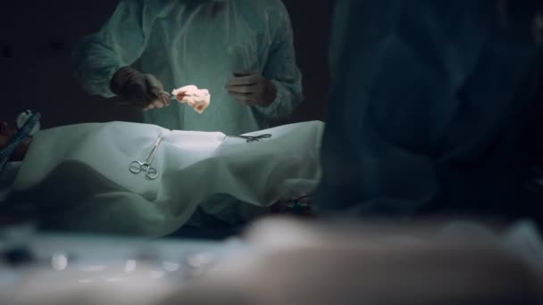 Cirurgião profissional inicia operação cirúrgica na sala de emergência do hospital escuro. — Vídeo de Stock