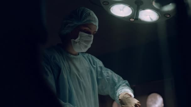 응급 치료실에서 피묻은 탐폰을 제거하는 외과 의사의 힘든 수술. — 비디오