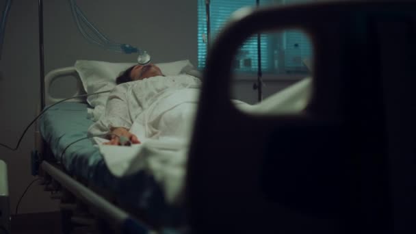 Пациент подключил искусственные дыхательные трубки в отделении интенсивной терапии больницы. — стоковое видео