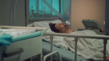 Hasta kadın oksijen maskesi hastane yatağında yatıyor. Klinikte ölümcül derecede hasta biri var..