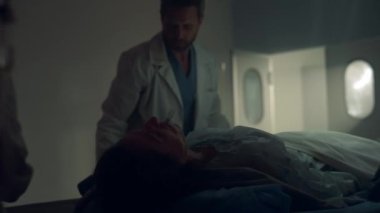 Doktorlar hasta ameliyathanesini ameliyata alıyorlar. Hastane yoğun bakım ünitesi..