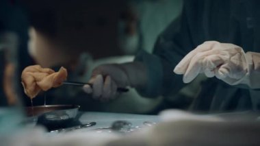 Steril aletlerle ilgilenen hemşire karanlık odayı kapatıyor. Tıbbi ekip işbirliği