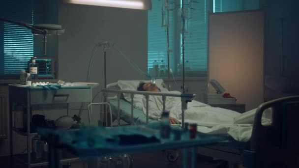 Patienten ligger med syrgasmask på sjukhusavdelningen. Modern operationssal interiör. — Stockvideo