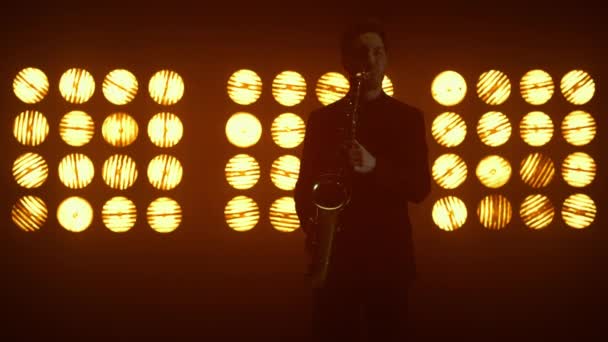 무대에서 악기를 연주하는 재능있는 색소폰 연주자. 색소폰 음악을 연주하는 사람 — 비디오