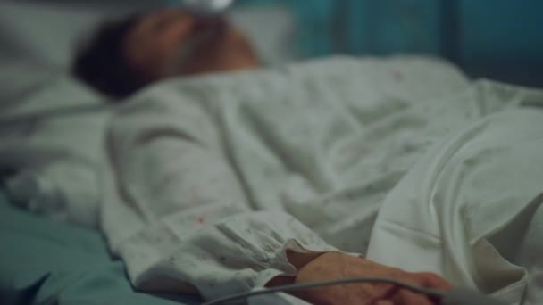 Polsoximeter hand in hand in ziekenhuis close-up. Leeftijd vrouwtje liggend met zuurstofmasker. — Stockvideo