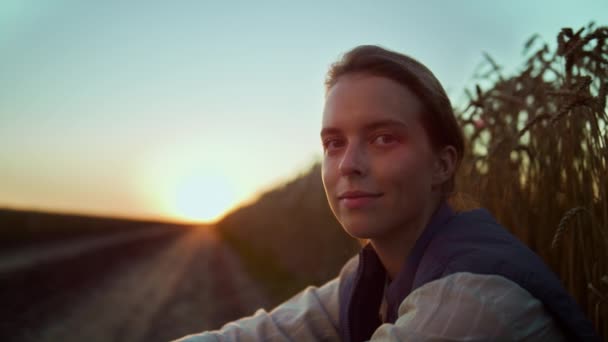 Portré női farmer arany naplemente napfényben. A munkavállaló pihenése nehéz nap után. — Stock videók