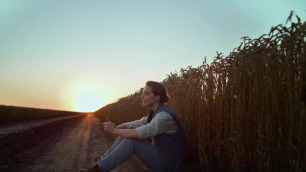Portrét usměvavý farmář zlatý letní západ slunce. Unavený agrární odpočinek sám. — Stock video