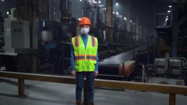 Maskeli mühendis modern özel fabrikada yüz maskesi takıyor..