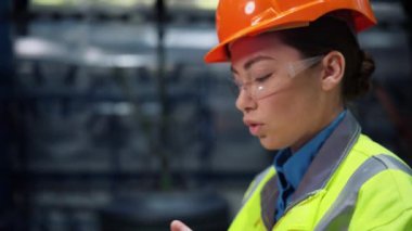 Çekici teknisyen, modern endüstriyel depoyu kapatıyor.