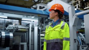 Çekici mühendis modern fabrika imalatında kamera görüntüsü veriyor. Bitki konsepti