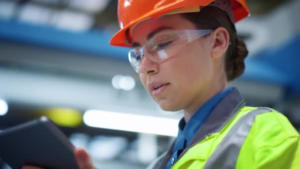 Superviseur proche entreprise de fabrication de travail en uniforme de sécurité. Concept technique — Video