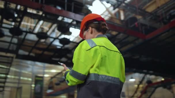 Superviseur femme analysant le travail à l'entrepôt de production de fabrication moderne. — Video