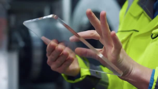 Supervisor mãos digitando computador tablet de vidro na empresa de fabricação close-up — Vídeo de Stock
