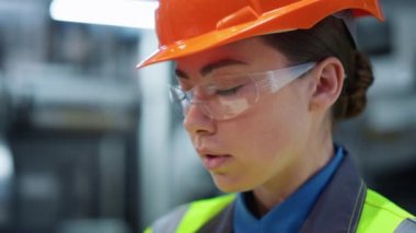 Modern üretim fabrikasında çalışan endüstriyel mühendis. Tesis kavramı.