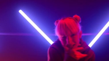 Gece kulübünde sokak dansı yapan popüler bir kız. Hip hop yapan kadın.