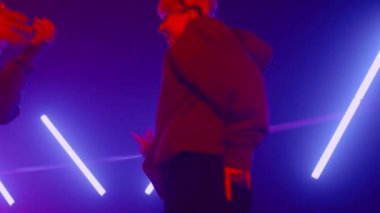 Kulüpte hiphop yapan iki serbest stil dansçısı. Dans eden çift çok enerjik..