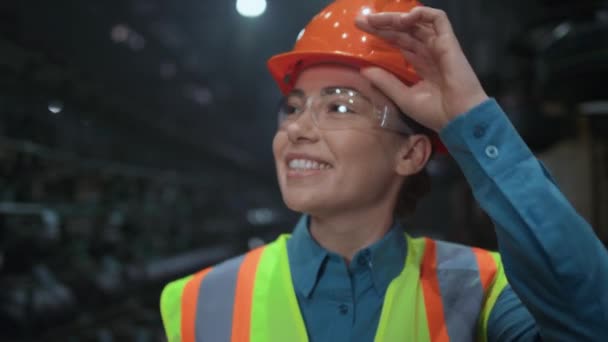 Hermoso ingeniero sonriente empresa de fabricación de primer plano. Supervisor uniforme — Vídeo de stock