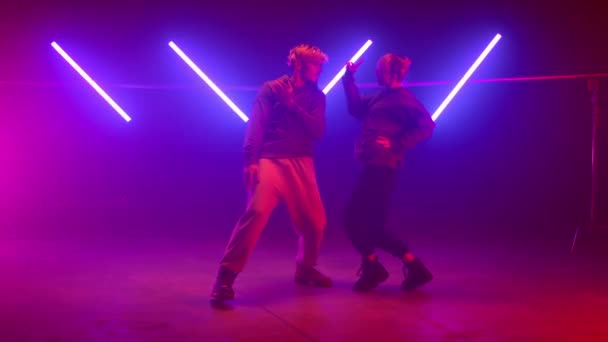 Пара виконавців роблять хіп-хоп шоу в клубі. Два сучасних танцювальних вуличного стилю . — стокове відео