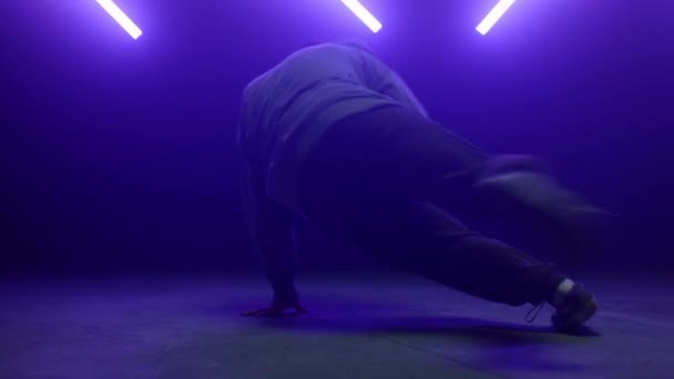 Artista talentoso breakdancing discoteca ultravioleta retroiluminado. Dançarina silhueta — Vídeo de Stock