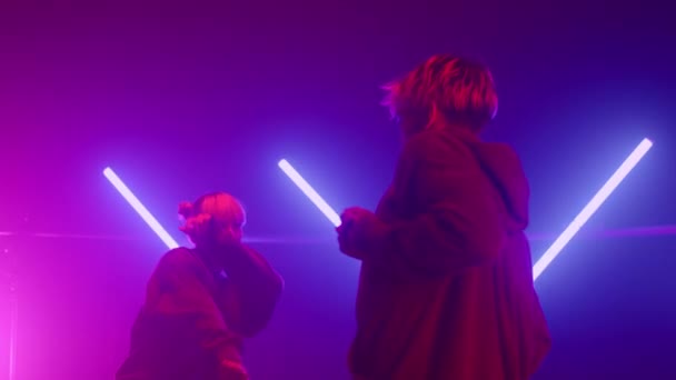 Dva hiphopoví tanečníci bojují v těsném záběru nočního klubu. Pár taneční freestyle — Stock video