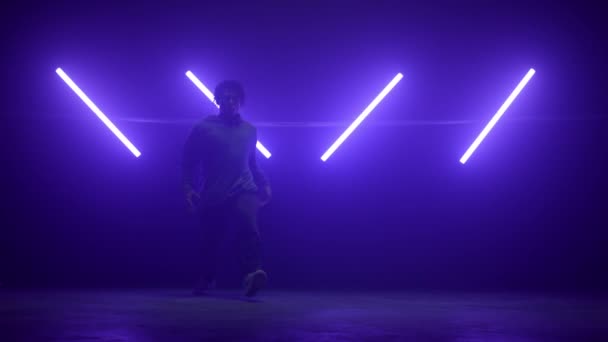 나이트 클럽 댄스 플로어에서 브레이크 댄스 트릭을 만드는 남자. 히포를 연주하는 B 소년. — 비디오