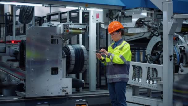Supervisor κρατώντας tablet με διαφανή οθόνη γυαλιού στο σύγχρονο εργοστάσιο. — Αρχείο Βίντεο