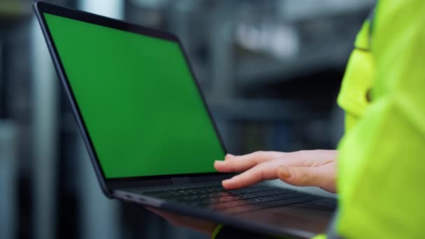 Greenscreen laptop närbild. Specialist händer skriva dator på fabriken. — Stockvideo