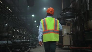 Dijital üretim sanayi deposunda yürüyen tanınmayan bir adam denetçisi.