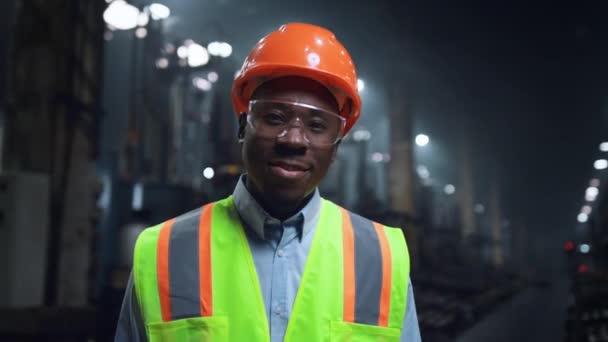 Χαρούμενος μηχανικός χαμογελώντας κάμερα στην κατασκευή εργοστάσιο παραγωγής closeup — Αρχείο Βίντεο