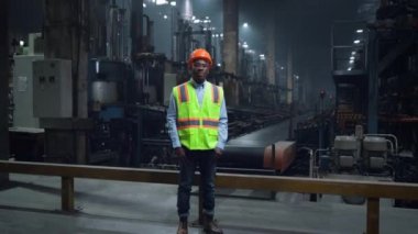 Modern tesiste güvenlik üniforması giyen mutlu yönetici gülümseyen kamera..