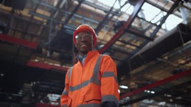 Modern büyük üretim deposunda neşeli, profesyonel görünümlü kamera..