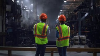 Arka görüş yöneticileri fabrikada modern üretim projesini tartışıyor.